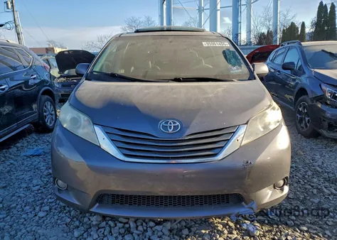 2014 Toyota Sienna Xle z USA, uszkodzony, nr VIN 5TDYK3DC7ES429496